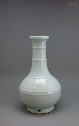 A Guan type Bottle Vase, Yongzheng mark 仿官釉长颈瓶 大清雍正...