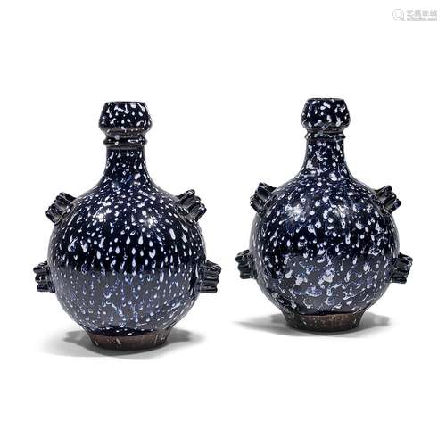 PAIRE DE VASES EN FORME DE GOURDE À QUATRE PASSANTS, STYLE D...