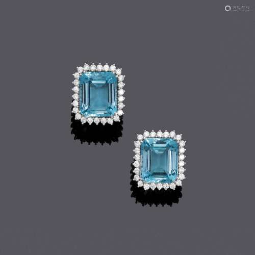 BOUCLES D'OREILLES EN DIAMANT D'AQUAMARINE, vers 1970.Or bla...