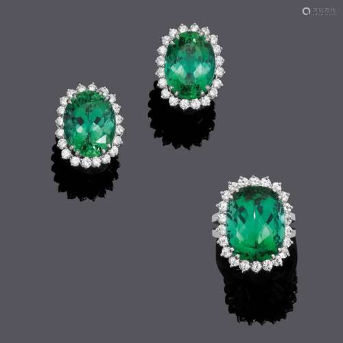 BOUCLES D'OREILLES EN DIAMANT TURMALINE ET BAGUE, vers 1970....