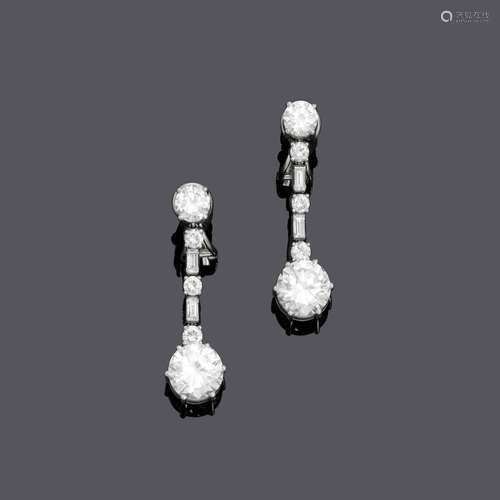 BOUCLES D'OREILLES EN DIAMANT, vers 1950.Platine 950, 12g.Cl...