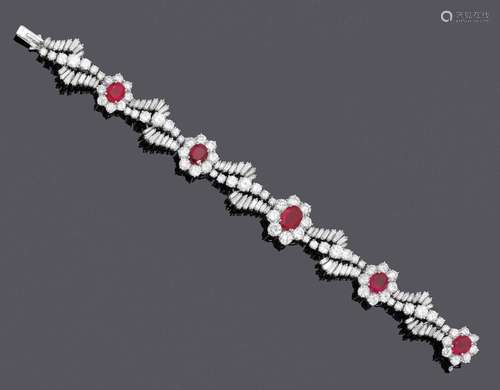 BRACELET RUBIN-DIAMANT, LUNATI, vers 1972.Or blanc 750, 43g....