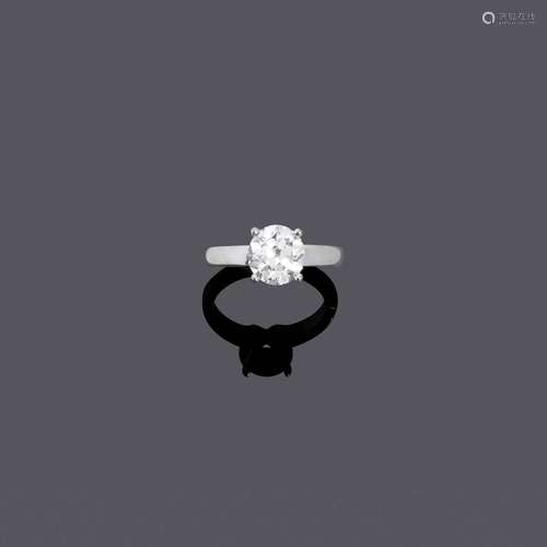 BAGUE EN DIAMANT.Or blanc 750, 7g.Modèle solitaire sportif e...