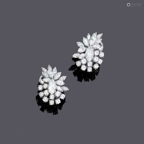 BOUCLES D'OREILLES EN DIAMANT, vers 1970.Platine 950 et or b...