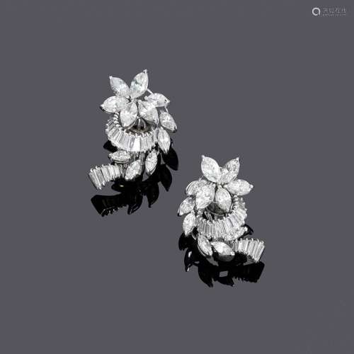 BOUCLES D'OREILLES EN DIAMANT, vers 1970.Platine 950 et or b...