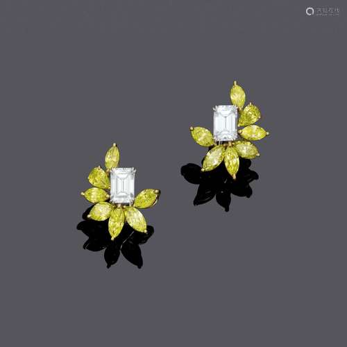 CLIPS D'OREILLES EN DIAMANT, LUNATI.Or blanc et jaune 750, 1...