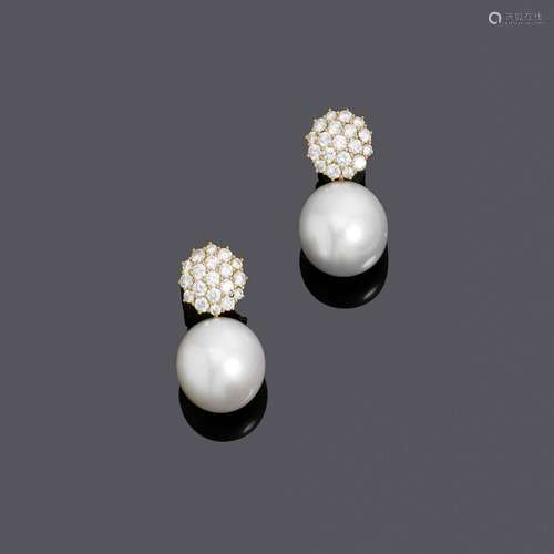 CLOUS D'OREILLES EN PERLES ET DIAMANTS.Or jaune 750, 12g.Bou...