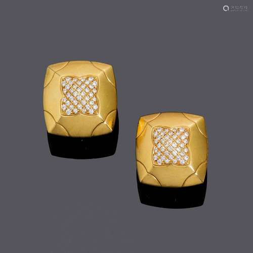 CLIPS D'OREILLES EN OR ET DIAMANTS, BULGARI.Or jaune 750, 26...