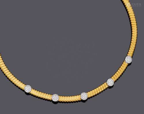 COLLIER EN OR ET DIAMANTS.Or jaune et blanc 750, 26g.Collier...