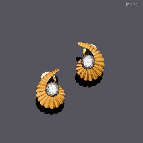 BOUCLES D'OREILLES EN OR DIAMANTÉ, vers 1945.Or rose 750 et ...