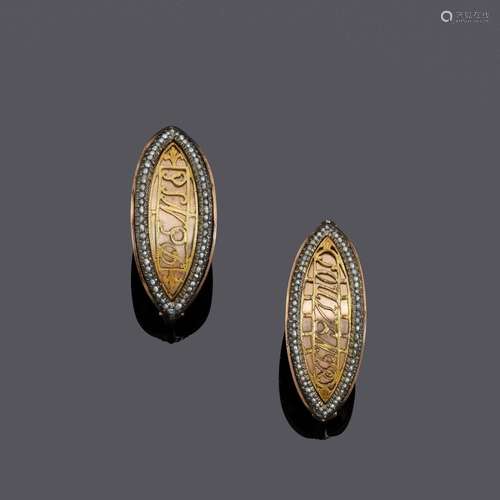 BOUCLES D'OREILLES EN OR PERLE France, vers 1800.Or rose et ...