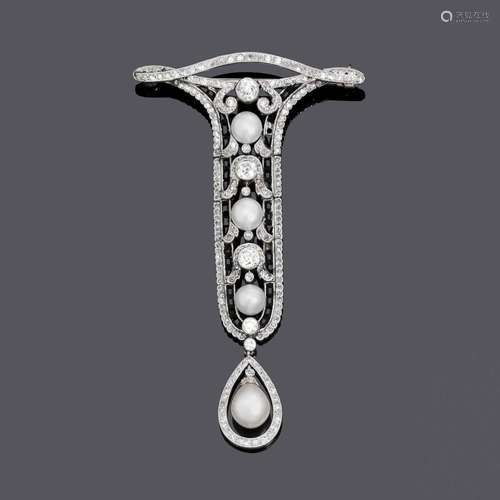 BROCHE PERLES NATURELLES-ONYX-DIAMANTS, vers 1900.Platine, 1...