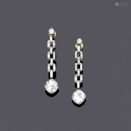 BOUCLES D'OREILLES EN DIAMANT, vers 1930.Platine et or rose,...