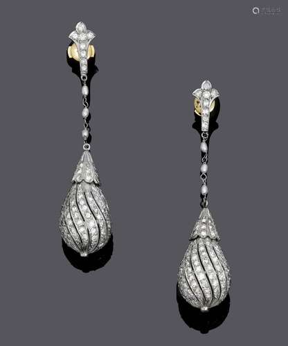 BOUCLES D'OREILLES EN DIAMANT, vers 1910.Platine et or jaune...