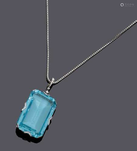 PENDENTIF AQUAMARINE-DIAMANT, vers 1930.Platine, 24g, avec c...