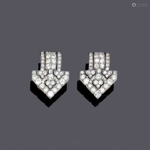 BOUCLES D'OREILLES EN DIAMANT, vers 1930.Platine et or jaune...