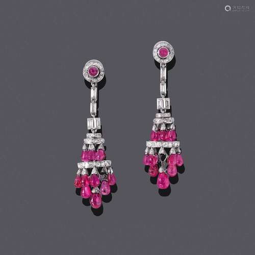 BOUCLES D'OREILLES RUBIN-DIAMANT, vers 1930.Platine et or bl...