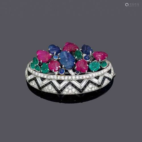 BROCHE EN PIERRES INOX-DIAMANTS, vers 1930.Platine, 31g.Broc...