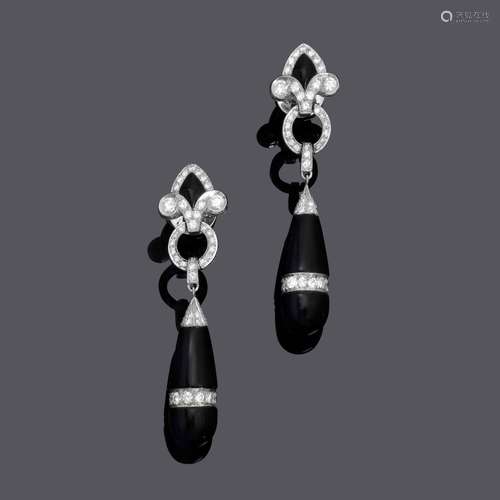 BOUCLES D'OREILLES EN DIAMANT ONYX, vers 1920.Platine, 11g.B...