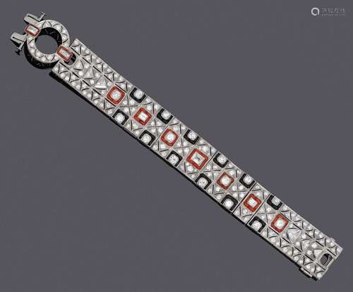 BRACELET CORALLES-ONYX-DIAMANTS, vers 1935.Platine, 67g.Brac...