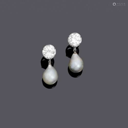 BOUCLES D'OREILLES PERLES-DIAMANTS, vers 1960.Or blanc 750, ...