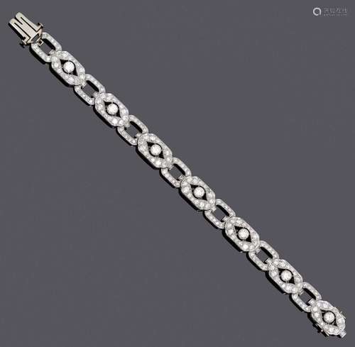 BRACELET DE DIAMANTS, vers 1925.Platine, 18g.Bracelet décora...