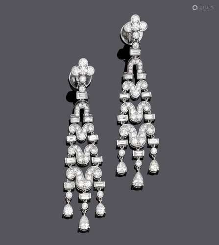 BOUCLES D'OREILLES EN DIAMANT.Or blanc 750, 16g.Boucles d'or...