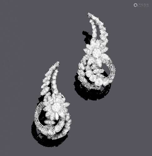 BOUCLES D'OREILLES EN DIAMANT, vers 1950.Platine 900, mécani...