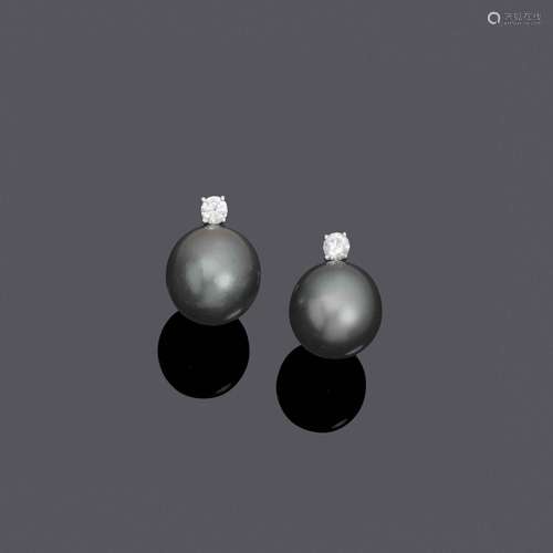 CLOUS D'OREILLES DIAMANT EN PERLES DE TAHITI.Or jaune 750, 1...