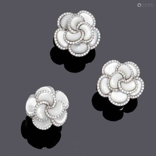 CLIPS D'OREILLES EN DIAMANT NACRÉ AVEC BAGUE.Or blanc 750, p...