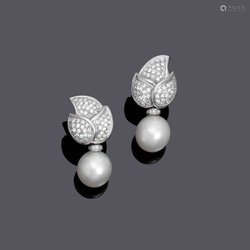 PENDENTIFS D'OREILLES EN PERLES ET DIAMANTS.Or blanc 750, 19...