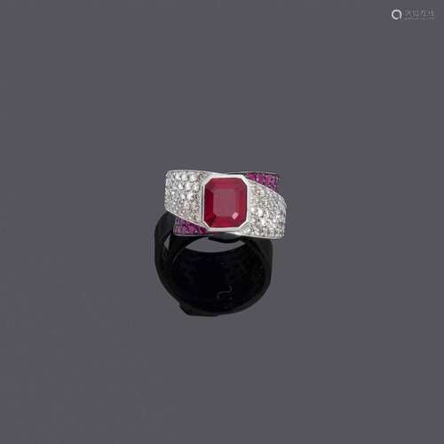 BAGUE THAI-RUBIN-DIAMANT, vers 1990.Or blanc 750, partiellem...