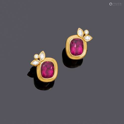 BOUCLES D'OREILLES RUBELLITE-DIAMANT, vers 1980.Or jaune 750...