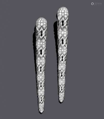 PENDENTIFS D'OREILLES EN OR ET DIAMANT.Platine 950, 43g.Long...