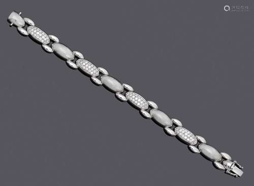 BRACELET EN OR ET DIAMANT.Or blanc 750, 49g.Bracelet sportif...