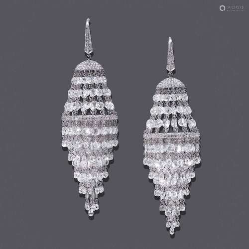 BOUCLES D'OREILLES EN DIAMANT.Or blanc 750, 27g.Elégants pen...