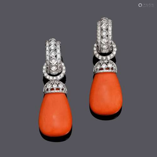 PENDENTIFS D'OREILLES EN CORAIL ET DIAMANT.Or blanc 750, 39g...