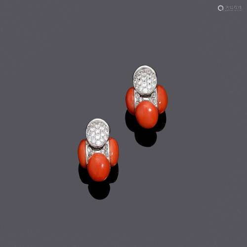 CLIPS D'OREILLES EN CORAIL ET DIAMANT.Or blanc 750, 12g.Clip...