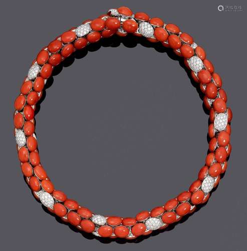 COLLIER EN CORAIL ET DIAMANT.Or blanc 750, poids total 191g....