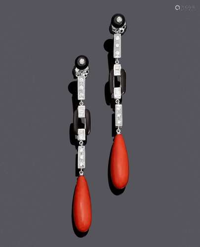 PENDENTIFS D'OREILLES EN CORAIL-ONYX-DIAMANT.Platine 800, 12...