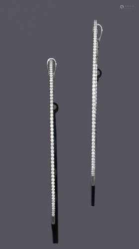 BOUCLES D'OREILLES EN DIAMANTOr blanc 750, 13g.Grands clous ...