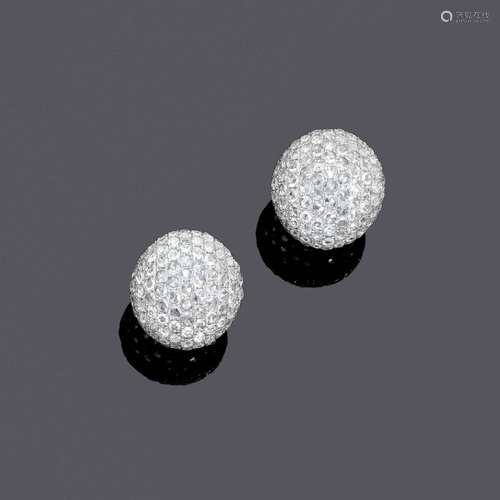 BOUCLES D'OREILLES EN DIAMANTOr blanc 750, 10g.Clip d'oreill...