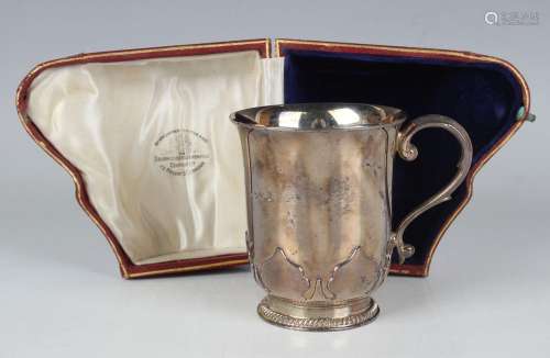 A George V silver christening tankard with flared rim and en...