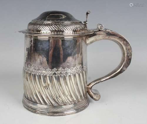 A William III silver tankard, the slightly tapered cylindric...