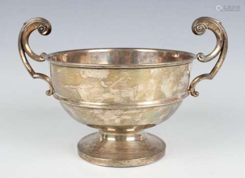 A George V silver trophy cup, the circular girdled body flan...