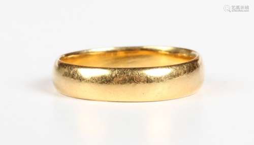 A 22ct gold wedding ring, London 1918, weight 4.5g, ring siz...