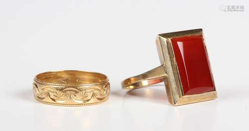 An 18ct gold decorated wedding ring, London 1996, weight 2.7...