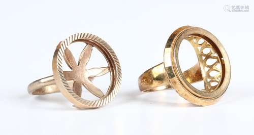 Two 9ct gold sovereign ring mounts, London 1975, ring size a...