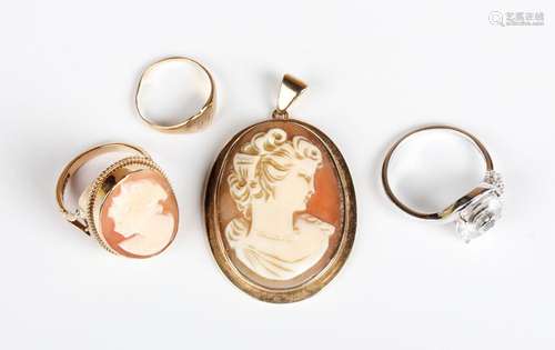 A gold mounted oval shell cameo pendant, carved as a portrai...