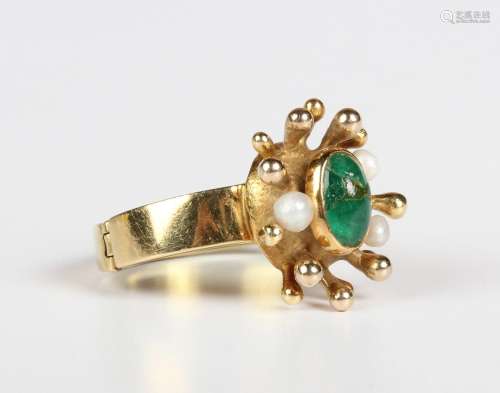 An 18ct gold, emerald and cultured pearl ring, mounted to th...